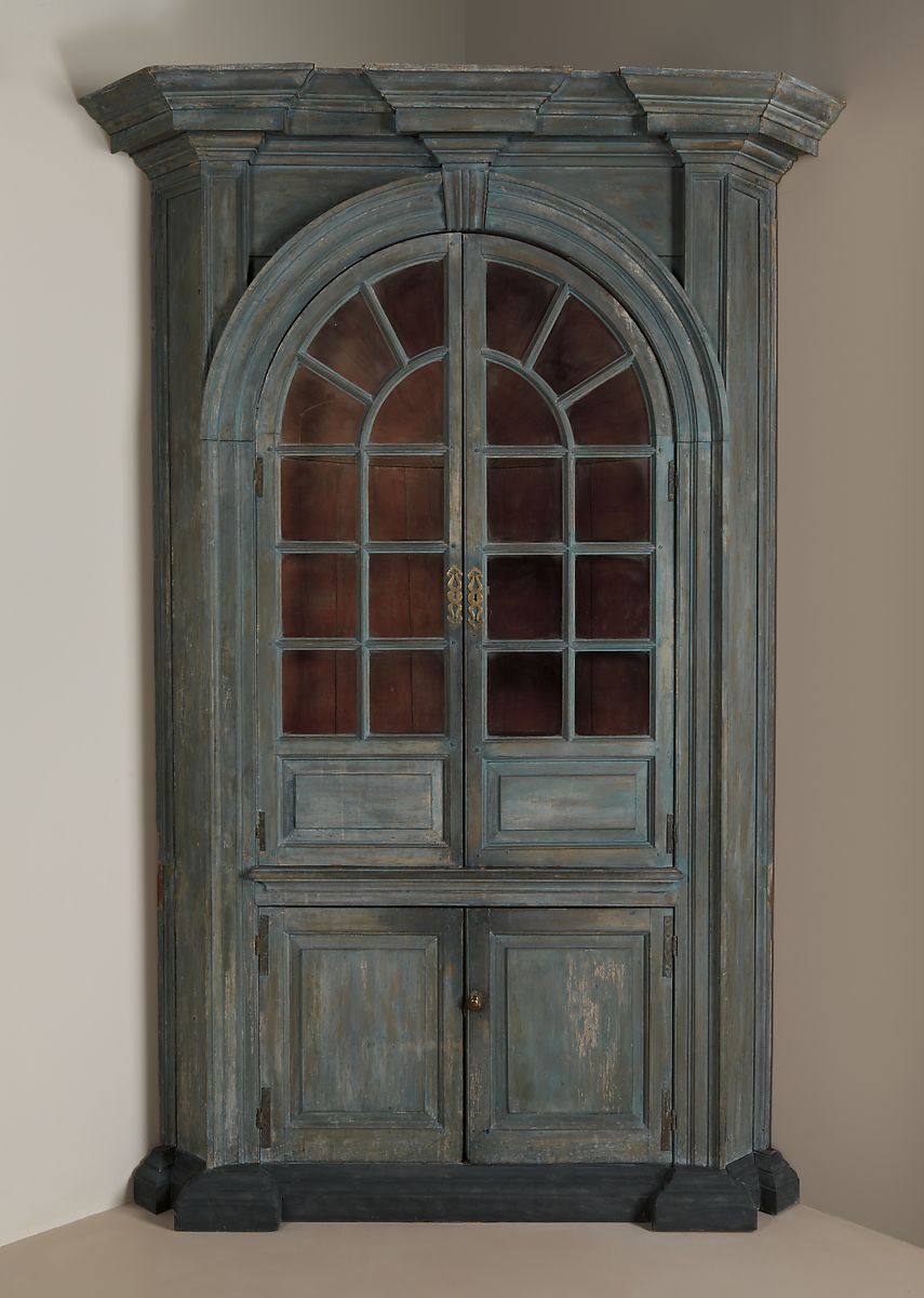 Corner cupboard